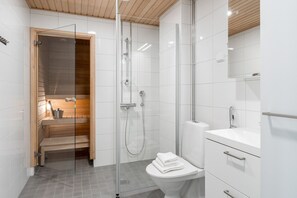 Een haardroger, handdoeken