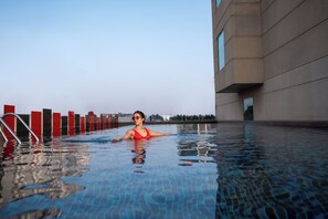Swim-up bar - Radisson RED Indore (Indore)