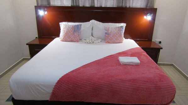 Habitación doble estándar, 1 cama Queen size | Escritorio y espacio para trabajar con laptop