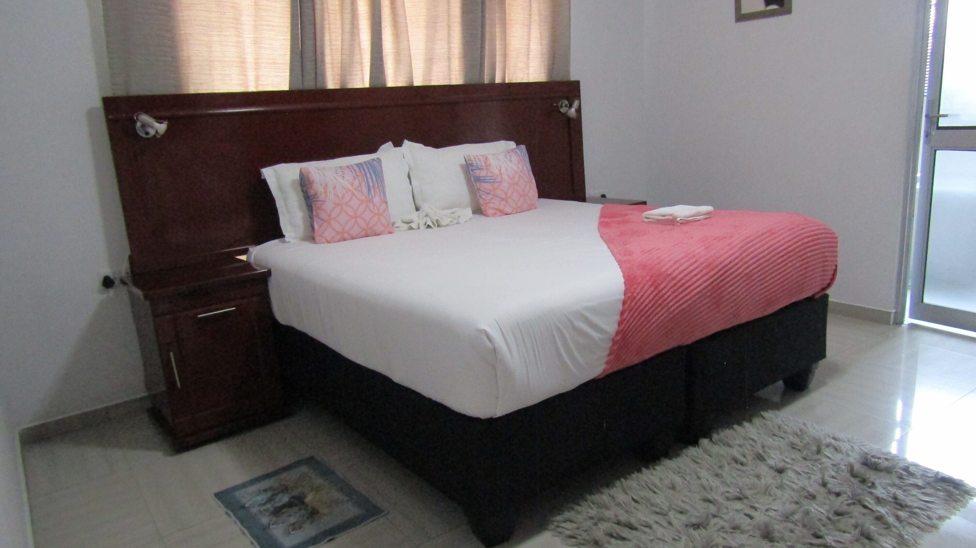 Doppia Standard, 1 letto queen | Una scrivania, postazione laptop, ferro/asse da stiro, Wi-Fi gratuito