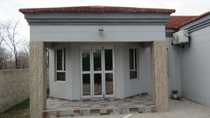 Vista frontal de la propiedad