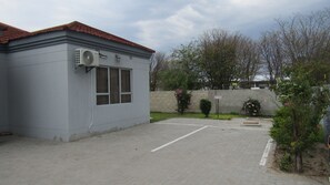 Free self parking - Lilly Petals Guest House (Maun)