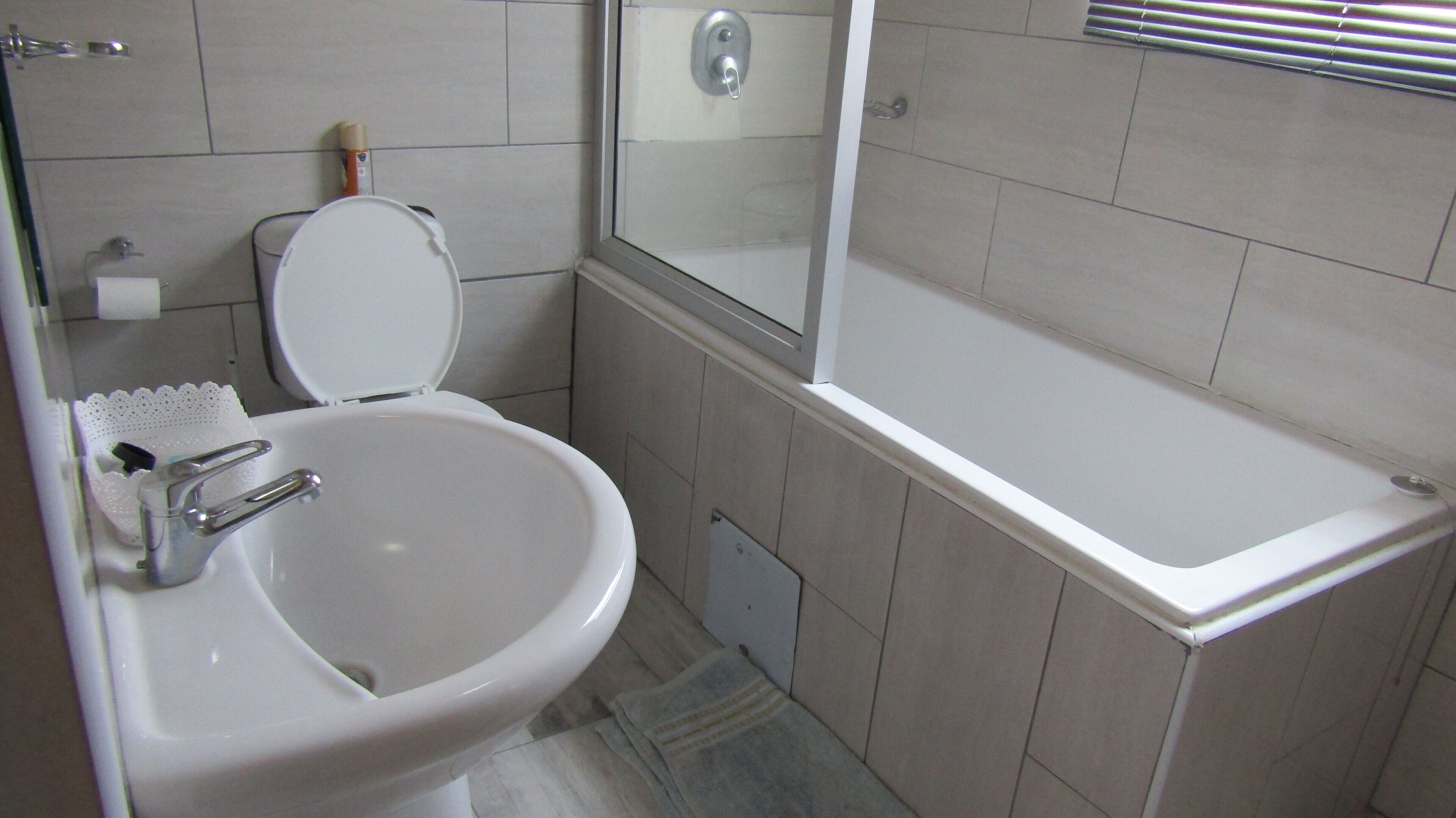 Ein Badezimmer mit Toilette, Waschbecken und Badewanne.