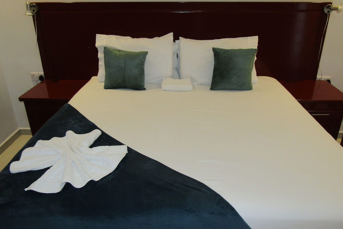 Chambre Standard avec lits jumeaux | Bureau, espace de travail pour ordinateurs portables