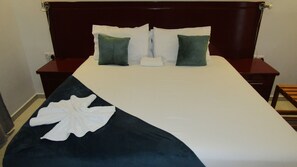 Standaard Twin kamer | Een bureau, een laptopwerkplek, een strijkplank/strijkijzer, gratis wifi