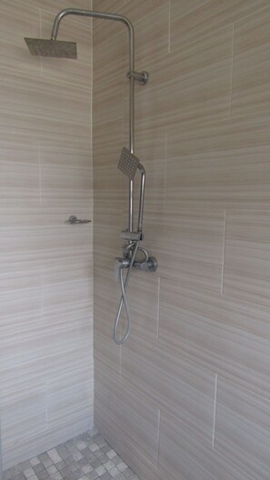 Standard Twin Room | Bathroom | Free toiletries, towels, soap, shampoo - Lilly Petals Guest House (Maun)