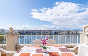 Outdoor dining - Maena Cali Lago: apartment seen lac (Empuriabrava)
