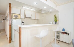 Coffee/tea maker, fridge, microwave, oven - Maena Cali Lago: apartment seen lac (Empuriabrava)