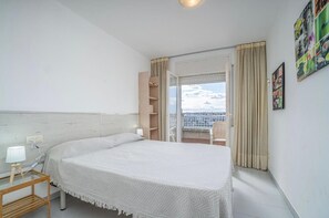 3 bedrooms, free WiFi, bed sheets - Maena Cali Lago: apartment seen lac (Empuriabrava)