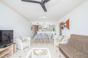 TV, DVD player, books - Maena Cali Lago: apartment seen lac (Empuriabrava)