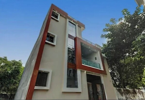A multi-story building with a balcony on the second floor. - Hotel Awadh Pearl (Lucknow)