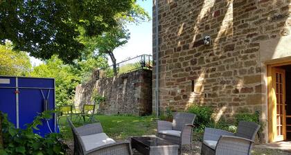Maison de Vacances 'Les Vieilles Treilles' avec Terrasse Privée, Jardin Privé et Climatisation