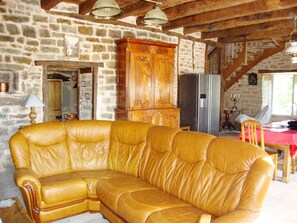 TV, fireplace - Holiday Home 'Les Vieilles Treilles' with Private Terrace, Garden, and Air Conditioning (Noailhac)