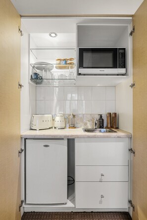Microwave, coffee/tea maker, toaster, cookware/dishes/utensils - Central City Studio: Amazing Views + King Bed! (Melbourne)