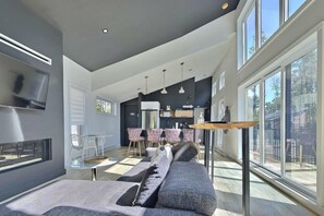 Fernseher, Kamin, Bücher, Arbeitsbereiche