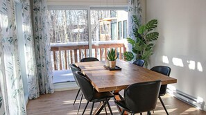 Dining - Relaxation spot in Pont-Rouge, in the beautiful Portneuf region! The chalet is located in the heart of Domaine du Grand Portneuf, known for its open spaces and proximity to outdoor activities. (Pont-Rouge)