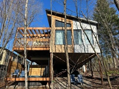 Relaxation spot in Pont-Rouge, in the beautiful Portneuf region! The chalet is located in the heart of Domaine du Grand Portneuf, known for its open spaces and proximity to outdoor activities.