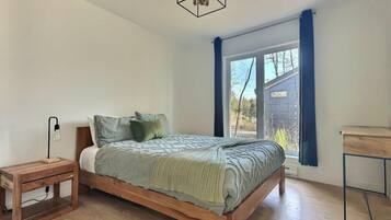 Iron/ironing board, free WiFi, bed sheets