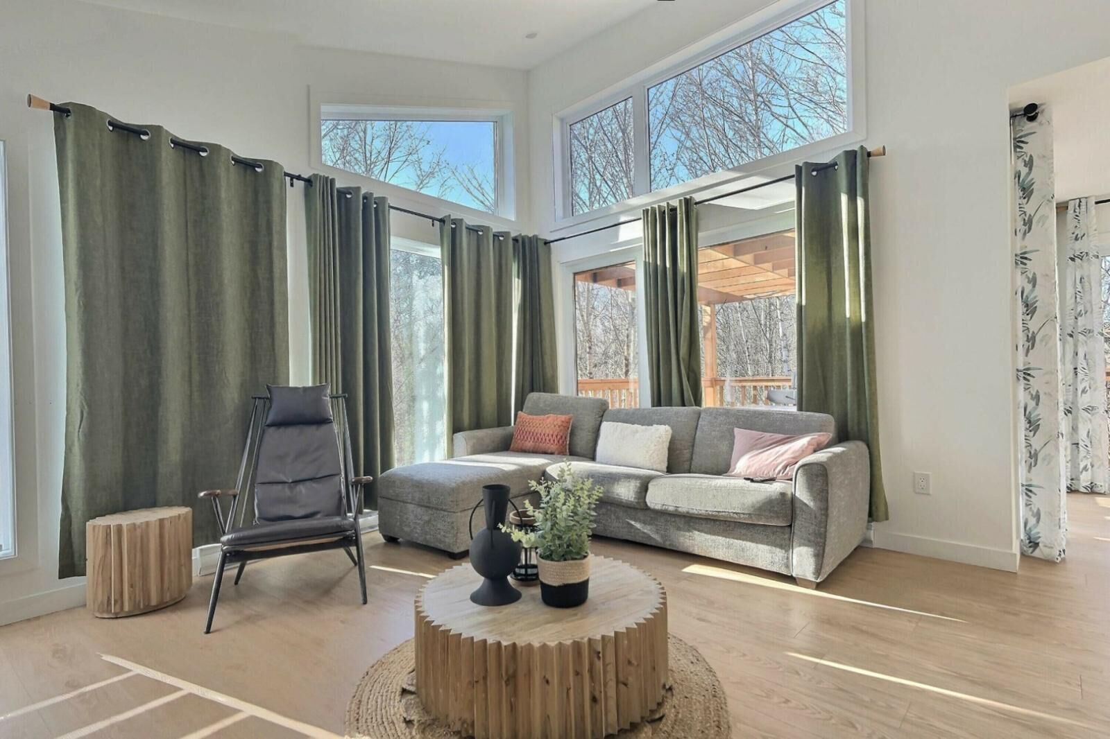 Een televisie, een open haard, boeken en een kantoor