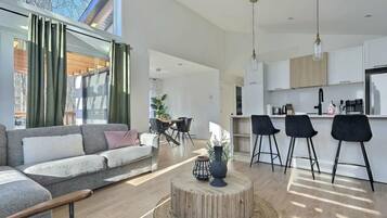 Een televisie, een open haard, boeken en een kantoor