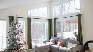 TV, fireplace, books, offices - Relaxation spot in Pont-Rouge, in the beautiful Portneuf region! The chalet is located in the heart of Domaine du Grand Portneuf, known for its open spaces and proximity to outdoor activities. (Pont-Rouge)