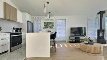 Een televisie, een open haard, boeken en een kantoor