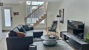 Unclassified image, 2 of 30, button - Relaxation spot in Pont-Rouge, in the beautiful Portneuf region! The chalet is located in the heart of Domaine du Grand Portneuf, known for its open spaces and proximity to outdoor activities. (Pont-Rouge)