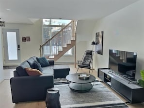 Living area - Relaxation spot in Pont-Rouge, in the beautiful Portneuf region! The chalet is located in the heart of Domaine du Grand Portneuf, known for its open spaces and proximity to outdoor activities. (Pont-Rouge)