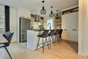 Private kitchen - Relaxation spot in Pont-Rouge, in the beautiful Portneuf region! The chalet is located in the heart of Domaine du Grand Portneuf, known for its open spaces and proximity to outdoor activities. (Pont-Rouge)