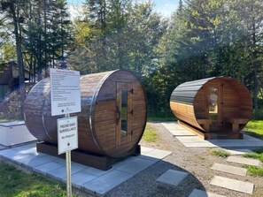 Property grounds - Relaxation spot in Pont-Rouge, in the beautiful Portneuf region! The chalet is located in the heart of Domaine du Grand Portneuf, known for its open spaces and proximity to outdoor activities. (Pont-Rouge)