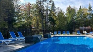 Unclassified image, 3 of 30, button - Relaxation spot in Pont-Rouge, in the beautiful Portneuf region! The chalet is located in the heart of Domaine du Grand Portneuf, known for its open spaces and proximity to outdoor activities. (Pont-Rouge)