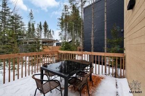 Outdoor dining - Relaxation spot in Pont-Rouge, in the beautiful Portneuf region! The chalet is located in the heart of Domaine du Grand Portneuf, known for its open spaces and proximity to outdoor activities. (Pont-Rouge)