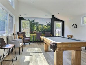 Game room - Relaxation spot in Pont-Rouge, in the beautiful Portneuf region! The chalet is located in the heart of Domaine du Grand Portneuf, known for its open spaces and proximity to outdoor activities. (Pont-Rouge)