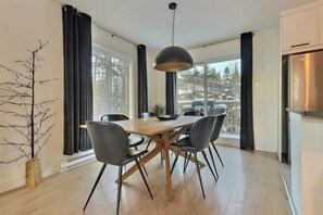 Dining - Relaxation spot in Pont-Rouge, in the beautiful Portneuf region! The chalet is located in the heart of Domaine du Grand Portneuf, known for its open spaces and proximity to outdoor activities. (Pont-Rouge)