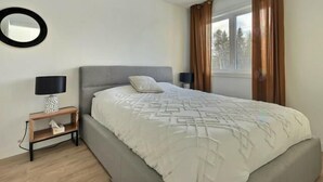 Unclassified image, 4 of 30, button - Relaxation spot in Pont-Rouge, in the beautiful Portneuf region! The chalet is located in the heart of Domaine du Grand Portneuf, known for its open spaces and proximity to outdoor activities. (Pont-Rouge)