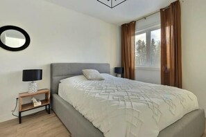 Room - Relaxation spot in Pont-Rouge, in the beautiful Portneuf region! The chalet is located in the heart of Domaine du Grand Portneuf, known for its open spaces and proximity to outdoor activities. (Pont-Rouge)