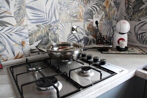 Four à micro-ondes, un four, surface de cuisson