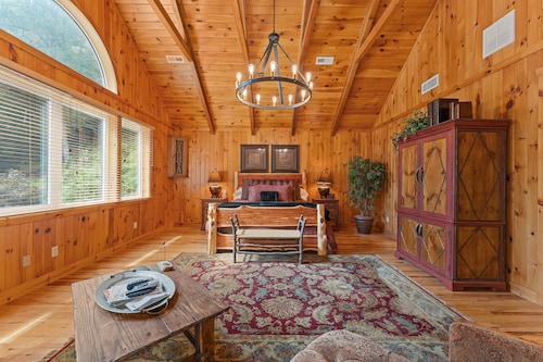 Beautiful 4-bedroom house on the water in charming Highlands