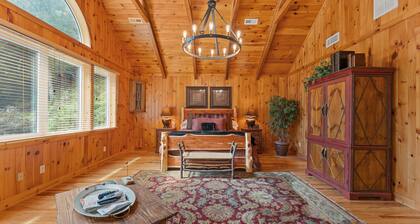 Beautiful 4-bedroom house on the water in charming Highlands