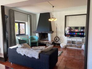 Televisie en een open haard