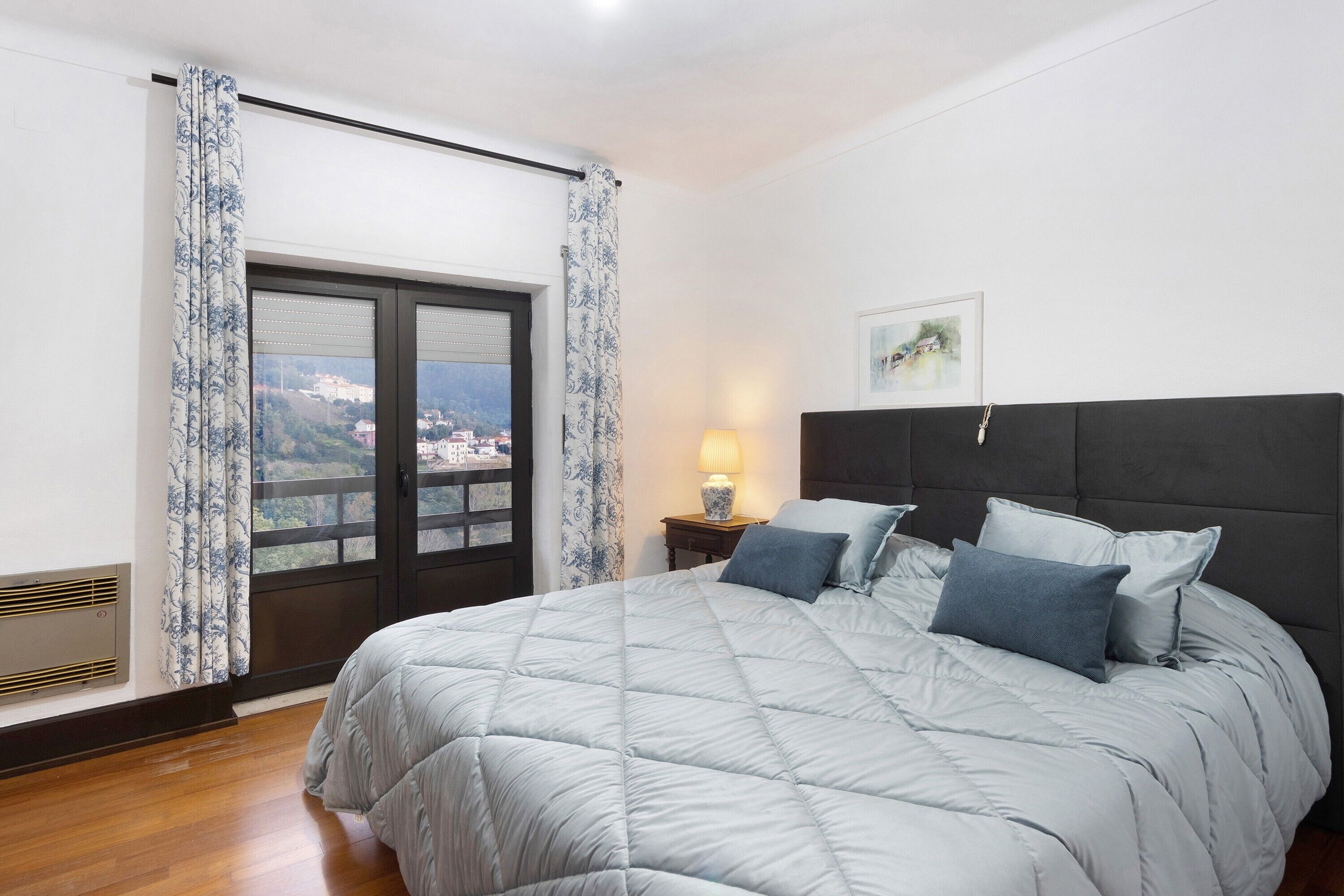 6 quartos, ferros/tábuas de passar roupa, Wi-Fi, roupa de cama