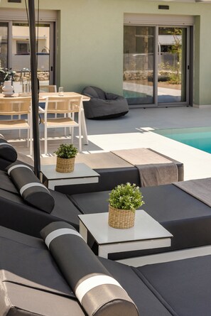 Suite, 2 soverom, balkong, bassengutsikt | Terrasse/patio