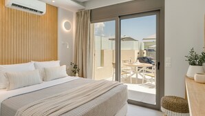 Junior Suite with Shared Pool | Safe på rommet, strykejern/-brett og wi-fi (inkludert)