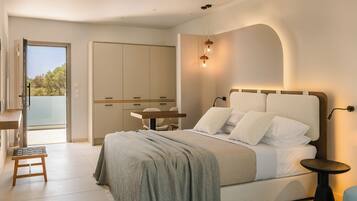 Suite Junior, balcone, vista piscina | Una cassaforte in camera, ferro/asse da stiro, Wi-Fi gratuito