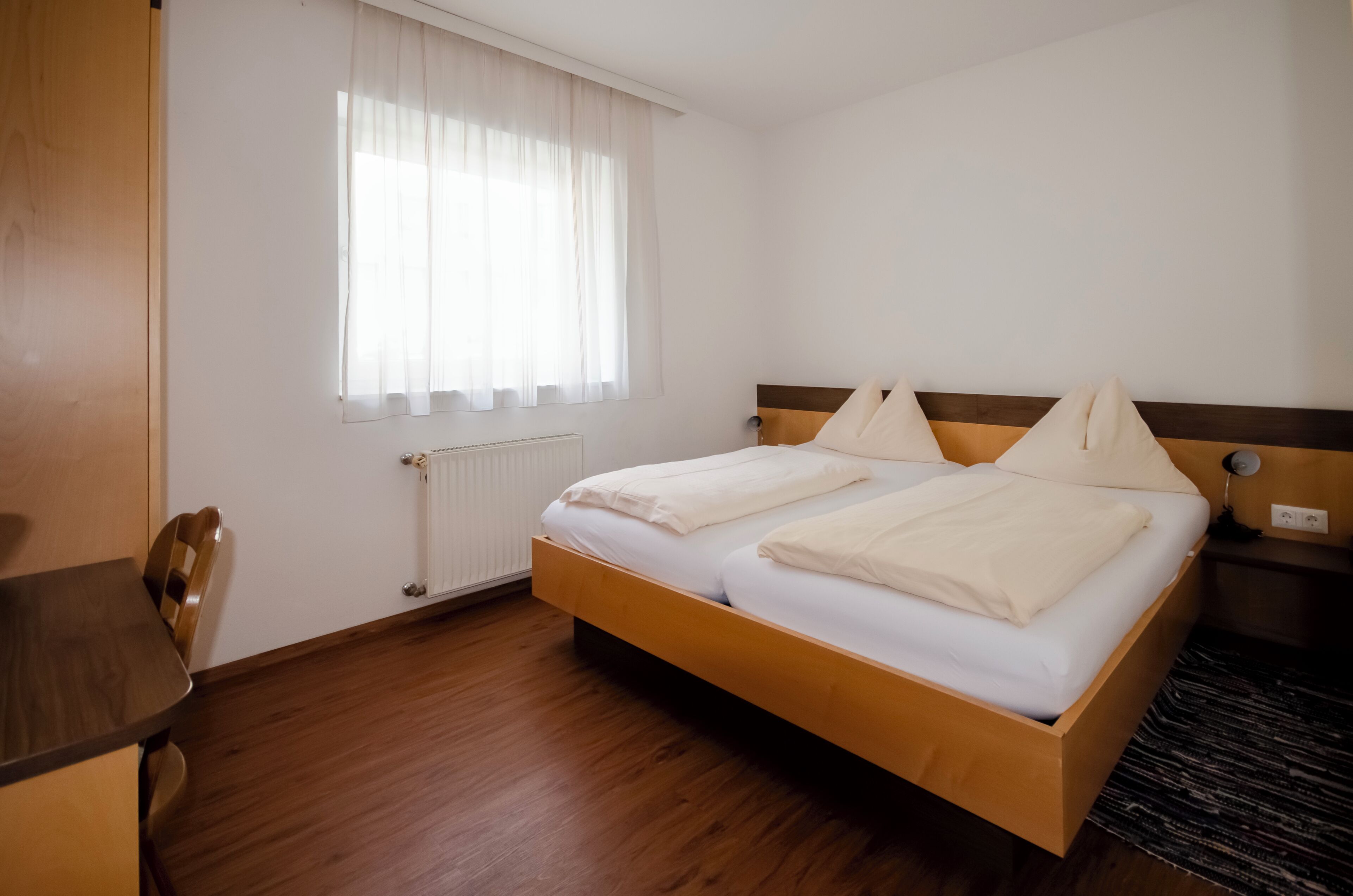 Appartement Familial, balcon, vue lac | Coffres-forts dans les chambres, rideaux occultants