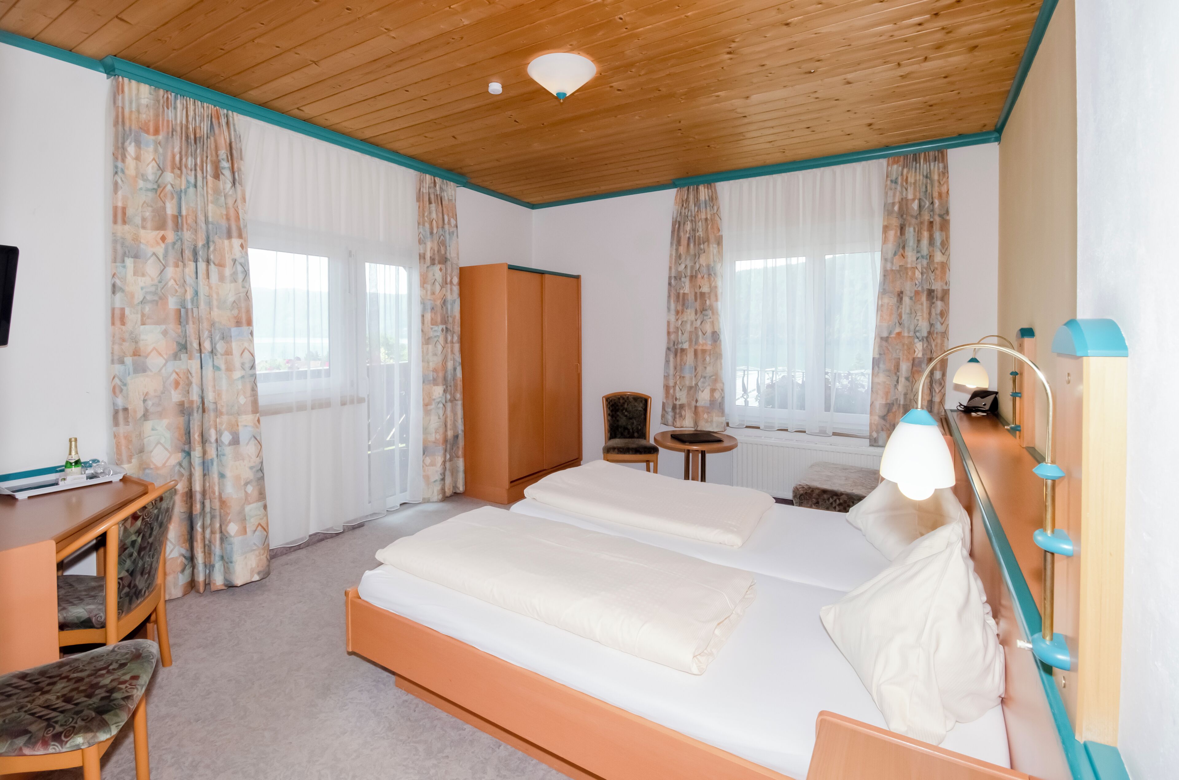 Chambre Familiale, balcon, vue lac | Coffres-forts dans les chambres, rideaux occultants