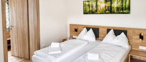 Junior-Suite | Zimmersafe, Verdunkelungsvorhänge, schallisolierte Zimmer, Babybetten