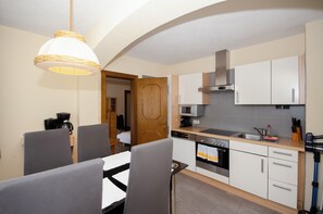 Appartement, balcon, vue cour intérieure | Coffres-forts dans les chambres, rideaux occultants