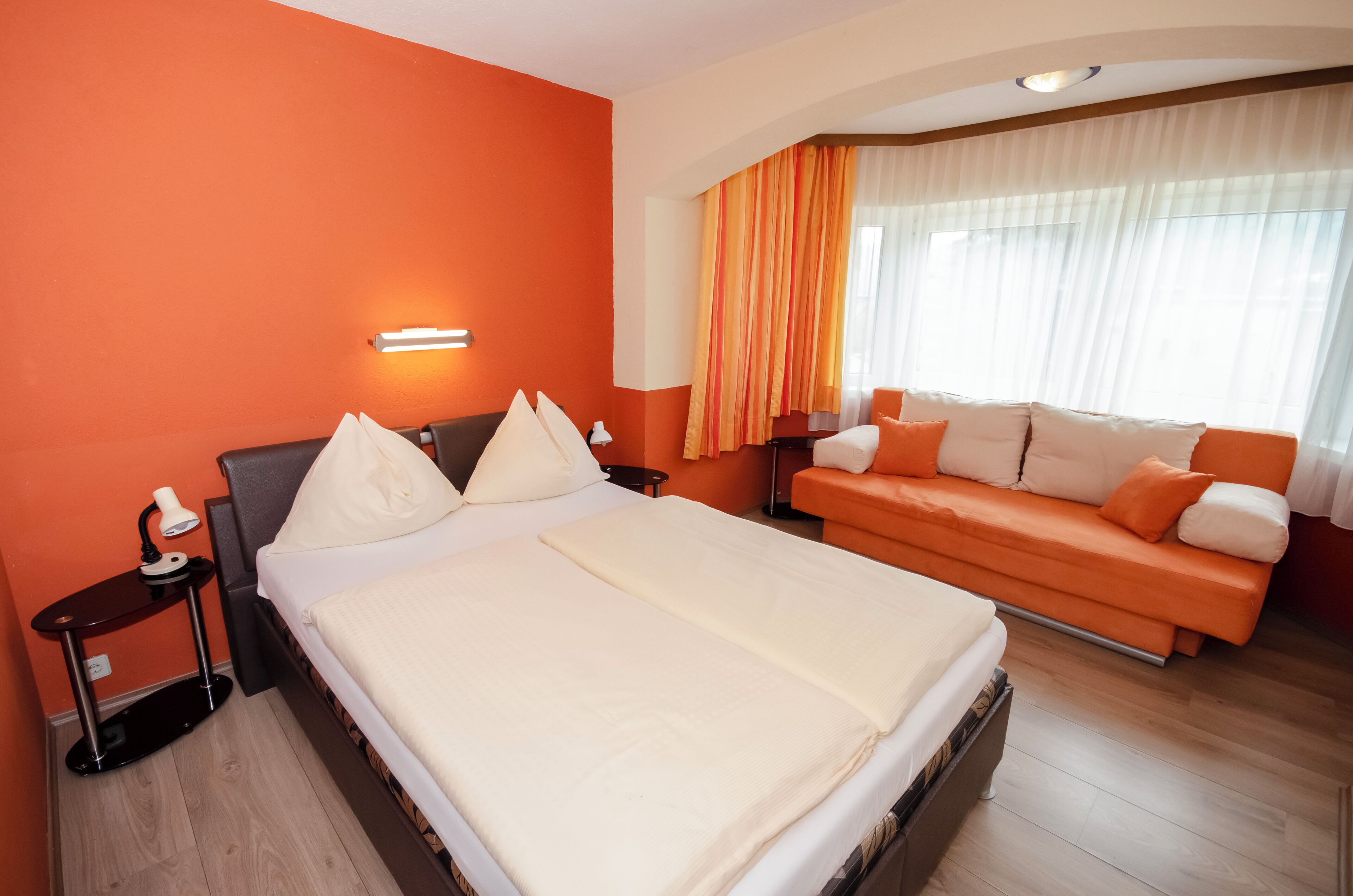 Appartement, balcon, vue cour intérieure | Coffres-forts dans les chambres, rideaux occultants