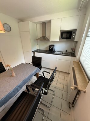 Een koelkast, een microgolfoven, een kookplaat, een vaatwasser